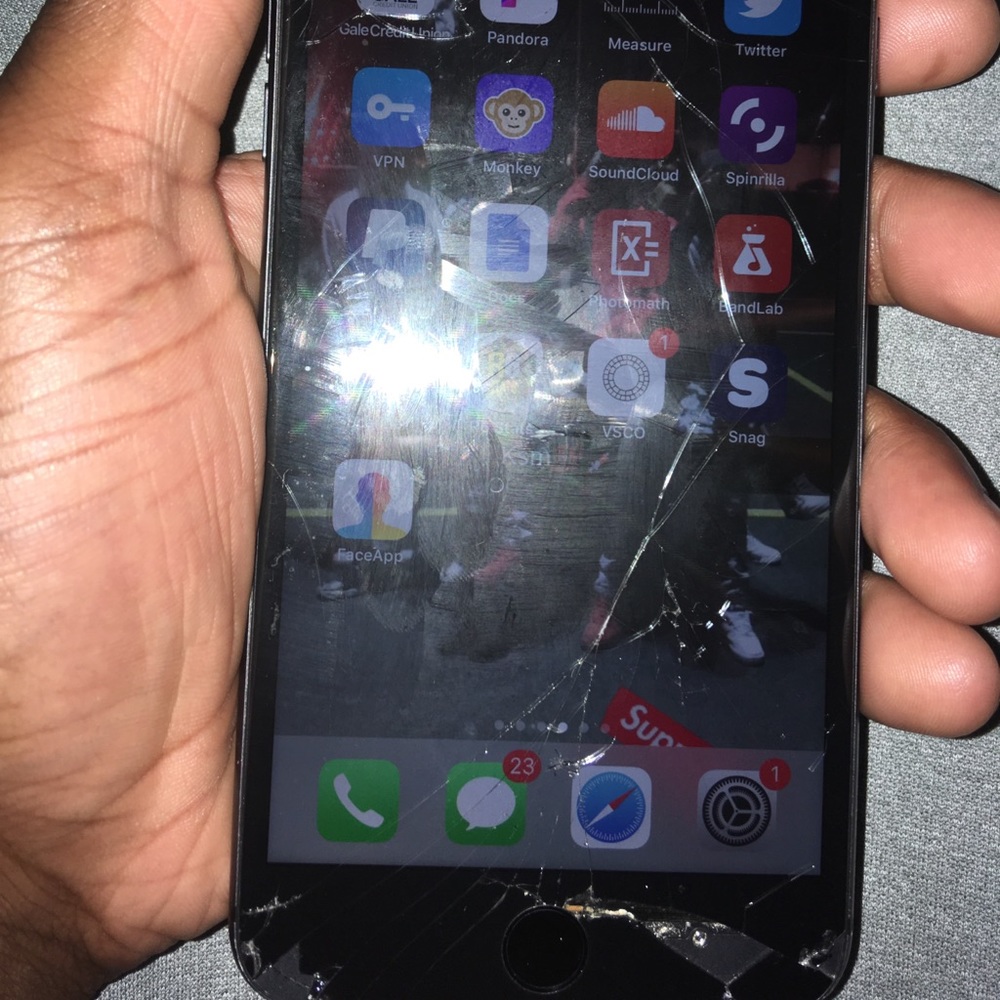 iPhone 8 Plus - Picture 3 of 3
